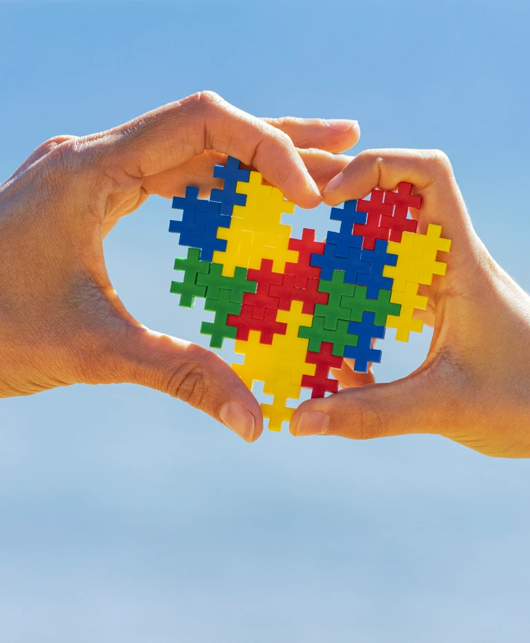 Ręce i serce z puzzli